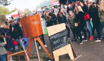 Lange rij bij de gratis photobooth - Fotodoos