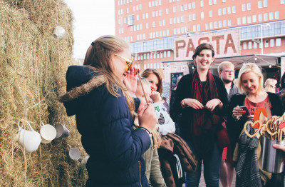 Een Fotodoos backdrop gemaakt van hooibalen en vintage kopjes